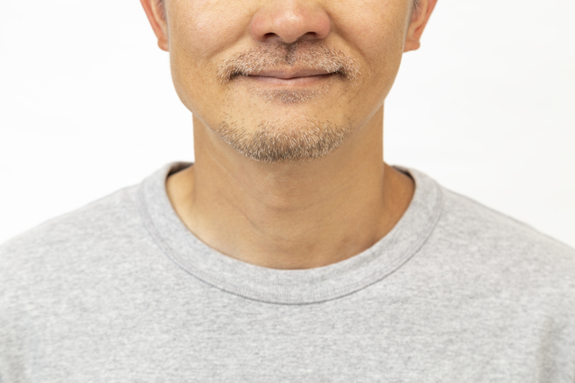 白髪の混じったヒゲが伸びた男性の口元